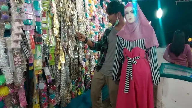 7 Momen Kocak Pacaran dengan Manekin di Pasar Malam Ini Bikin Geleng Geleng