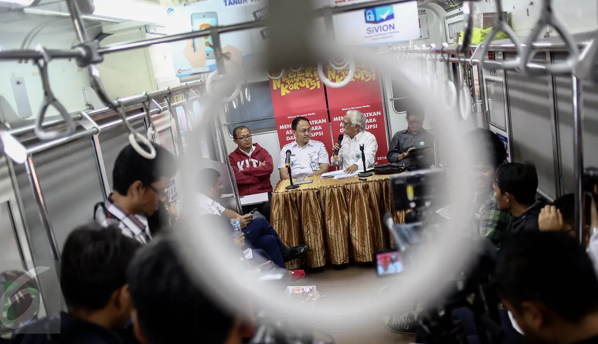 Suasana dalam diskusi peringatin hari anti korupsi di dalam KRL Jakarta-Bogor, Rabu (21/12). Diskusi tersebut bertemakan penyelamatan aset negara dari korupsi. (Liputan6.com/Faizal Fanani)