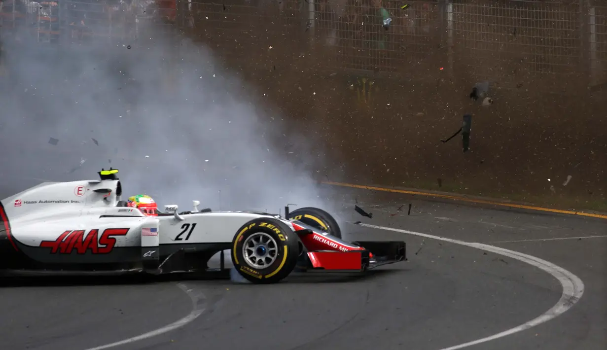 Pebalap Haas F1, Esteban Gutierrez berputar saat ditabrak pebalap Honda McLaren, Fernando Alonso pada balapan perdana Formula One Australian Grand Prix, Melbourne, Minggu (20/3/2016).  (AFP/Max Blyton) 