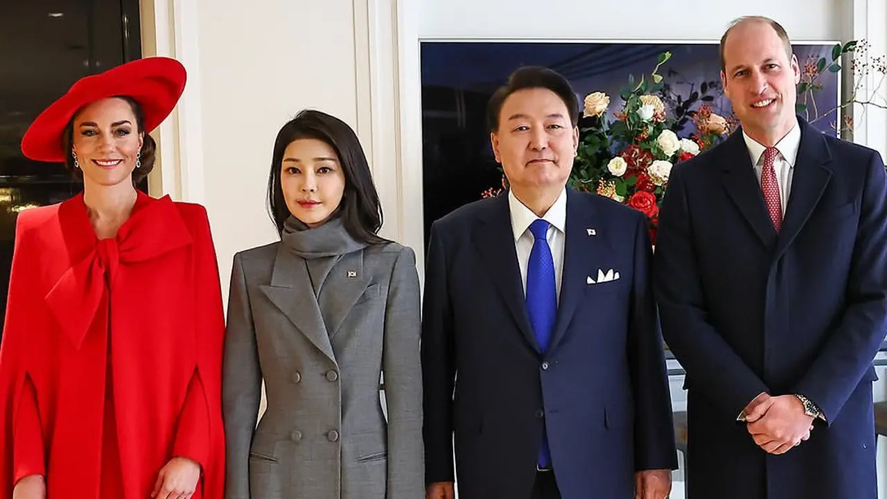 Anggunnya Kate Middleton Berbalut Jubah Merah Menyala saat Sambut Presiden dan Ibu Negara Korea Selatan
