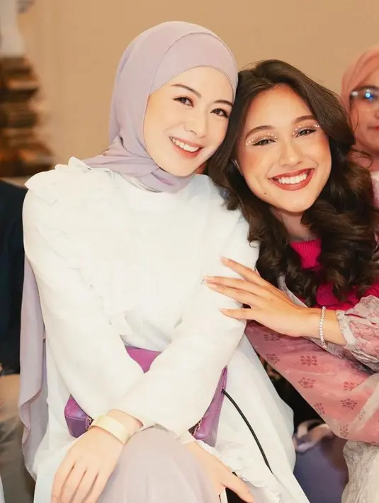 Tak sendirian, Yasmin juga ditemani oleh rekan publik figur lainnya seperti Ayana Moon hingga Fatin.