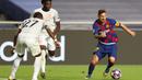 Penyerang Barcelona, Lionel Messi, berebut bola dengan bek Bayern Munchen, David Alaba, pada perempat final Liga Champions 2019/2020 di Estadio Da Luz, Sabtu (15/8/2020) dini hari WIB. Bayern Munchen menang telak 8-2 atas Barcelona. (AFP/Rafael Marchante/pool)
