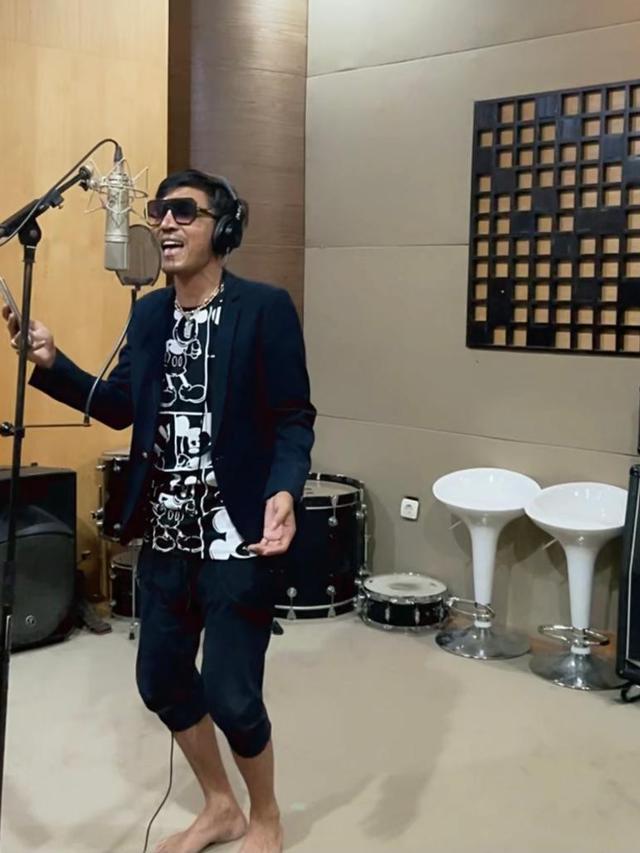 Daud Kristian memutuskan untuk bermusik sebagai penyanyi di penghujung 2021