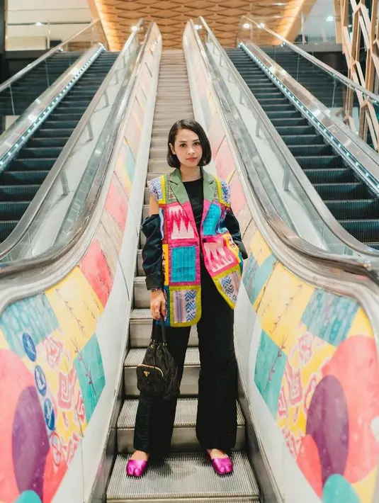 Andien Aisyah tampil mencuri perhatian dengan sleeveless blazer yang terbuat dari tenun perca warna-warni sebagai statement penampilannya. [@andienaisyah]