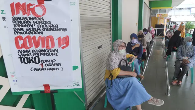 Pengunjung Supermarket Terapkan Sistem Pysical Distancing