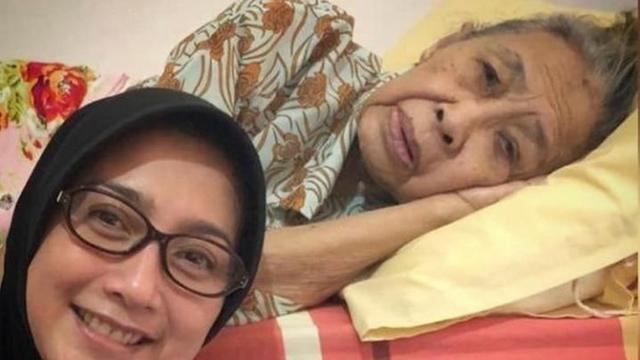 Desy Ratnasari dan Neneknya