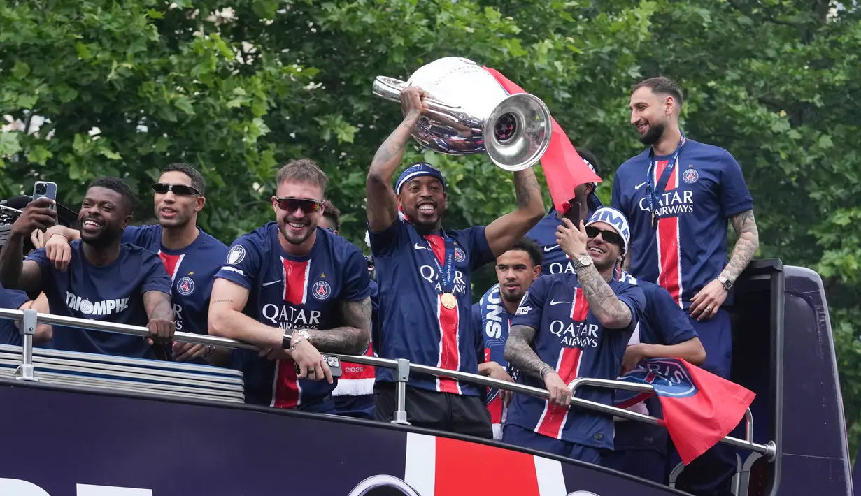 Pawai dengan bus terbuka dilakukan PSG di ibu kota, melintasi Champs-Elysees, jalan paling terkenal di Prancis. (AP Photo/Thibault Camus)