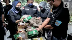Petugas menunjukkan barang bukti kasus narkoba di Dirtipidnarkoba Bareskrim Mabes Polri, Jakarta, Rabu (12/10/2022). Polri bersama Bea Cukai dan Basarnas berhasil mengungkap kasus narkoba dari Malaysia dengan menyita 91.283 gram sabu dan menangkap tujuh tersangka. (Liputan6.com/Faizal Fanani)