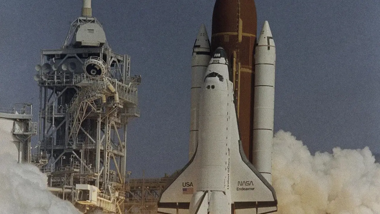 The Space Shuttle Endeavour atau Pesawat ulang alik Endeavour