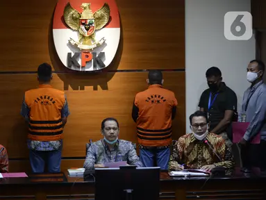 Wakil Ketua KPK Nurul Ghufron (tengah) menyampaikan keterangan terkait penangkapan mantan Sekretaris MA Nurhadi dan menantunya Rezky Hebriyono di Gedung KPK, Jakarta, Selasa (2/6/2020). KPK resmi menahan Nurhadi dan Rezky yang menjadi DPO sejak pertengahan Februari 2020. (merdeka.com/Dwi Narwoko)