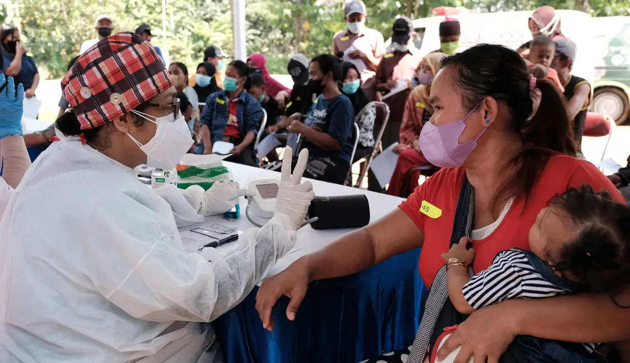 Warga yang tergabung komunitas pemulung mengikuti vaksinasi Covid-19 di Tempat Pembuangan Sampah Terakhir (TPST) Bantar Gebang, Kota Bekasi (29/10/2021). Program vaksinasi yang diikuti 1.000 anggota berlangsung pada 29 - 31 Oktober. (Liputan6.com/HO/Unilever)