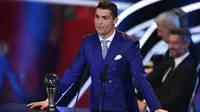 Cristiano Ronaldo memberikan pidato usai menerima The Best FIFA Men's Player of 2016 Award pada ajang The Best FIFA Football Awards 2016  di Zurich, (9/1/2017). (AFP/Fabrice Coffrini)