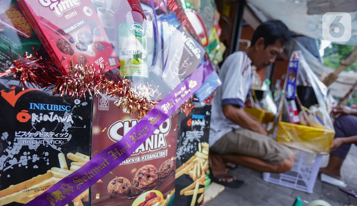 Memasuki pekan ketiga Ramadan 1445 H, sejumlah pedagang mengaku mulai ramai mendapat pesananan. (merdeka.com/Arie Basuki)