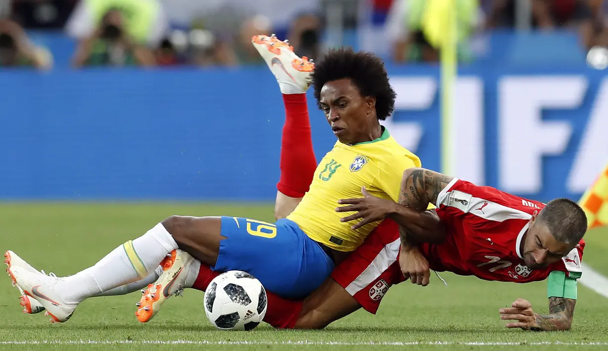 Pemain Brasil, Willian (kiri) berebut bola dengan pemain Serbia, Aleksandar Kolarov pada laga grup E Piala Dunia 2018 di Spartak Stadium, Moskow, Rusia, (27/6/2018). Brasil menang 2-0. (AP/Rebecca Blackwell)
