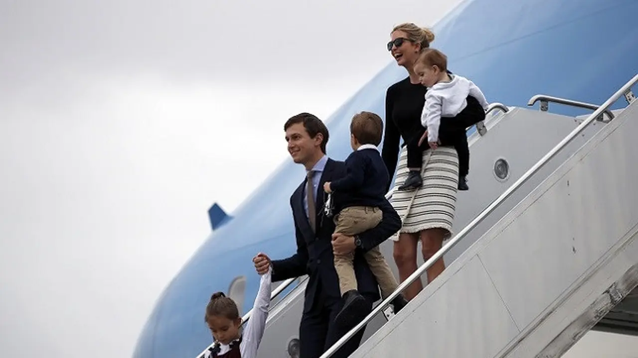 Ivanka dan sang suami, Jared Kushner bersama dengan ketiga buah cinta mereka