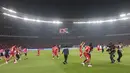 Setelah puas bertemu suporter dan meluapkan euforia kemenangan, para pemain Timnas Indonesia kembali ke lapangan hijau seusai mengalahkan Thailand pada final FIFA ASEAN Cup 2026 di Stadion Utama Gelora Bung Karno (SUGBK), Jakarta, Senin (5/10/2026). (KLY/Budy Santoso)