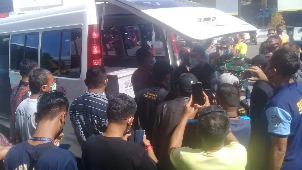 Isak tangis keluarga dan kerabat, sambut kedatangan jenasa korban pesawat Sriwijaya Air di Bandara H. Hasan Aroeboesman pada Jum’at (22/01/2021).(Liputan6.com/Dionisius Wilibardus)