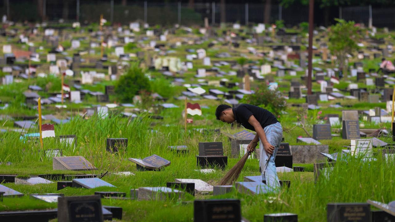 FOTO: Jakarta Krisis Makam, Warga Terpaksa Gunakan Sistem Tumpang
