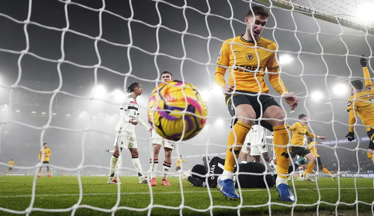 Bola tendangan pojok pemain Wolves, Matheus Cunha masuk ke gawang Manchester United yang dijaga oleh Andre Onana pada laga lanjutan Liga Inggris 2024/2025 yang berlangsung di Molineux Stadium, Wolverhampton, Inggris, Jumat (27/12/2024) WIB. (AP Photo/PA/David Davies)