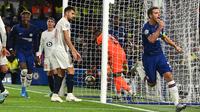 Pemain Chelsea Cesar Azpilicueta (kanan) mencetak gol ke gawang Lille pada pertandingan Grup H Liga Champions di Stadion Stamford Bridge, London, Inggris,  Selasa (10/12/2019). Chelsea menang 2-1 dan lolos ke babak 16 besar Liga Champions. (AP Photo/Thanassis Stavrakis)
