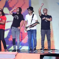 Grup musik Slank telah 33 tahun mewarnai industri musik Tanah Air. Puluhan bahkan ratusan karyanya telah diciptakan. Bisa dibilang Slank jarang membawakan lagu karya musik lain. (Nurwahyunan/Bintang.com)