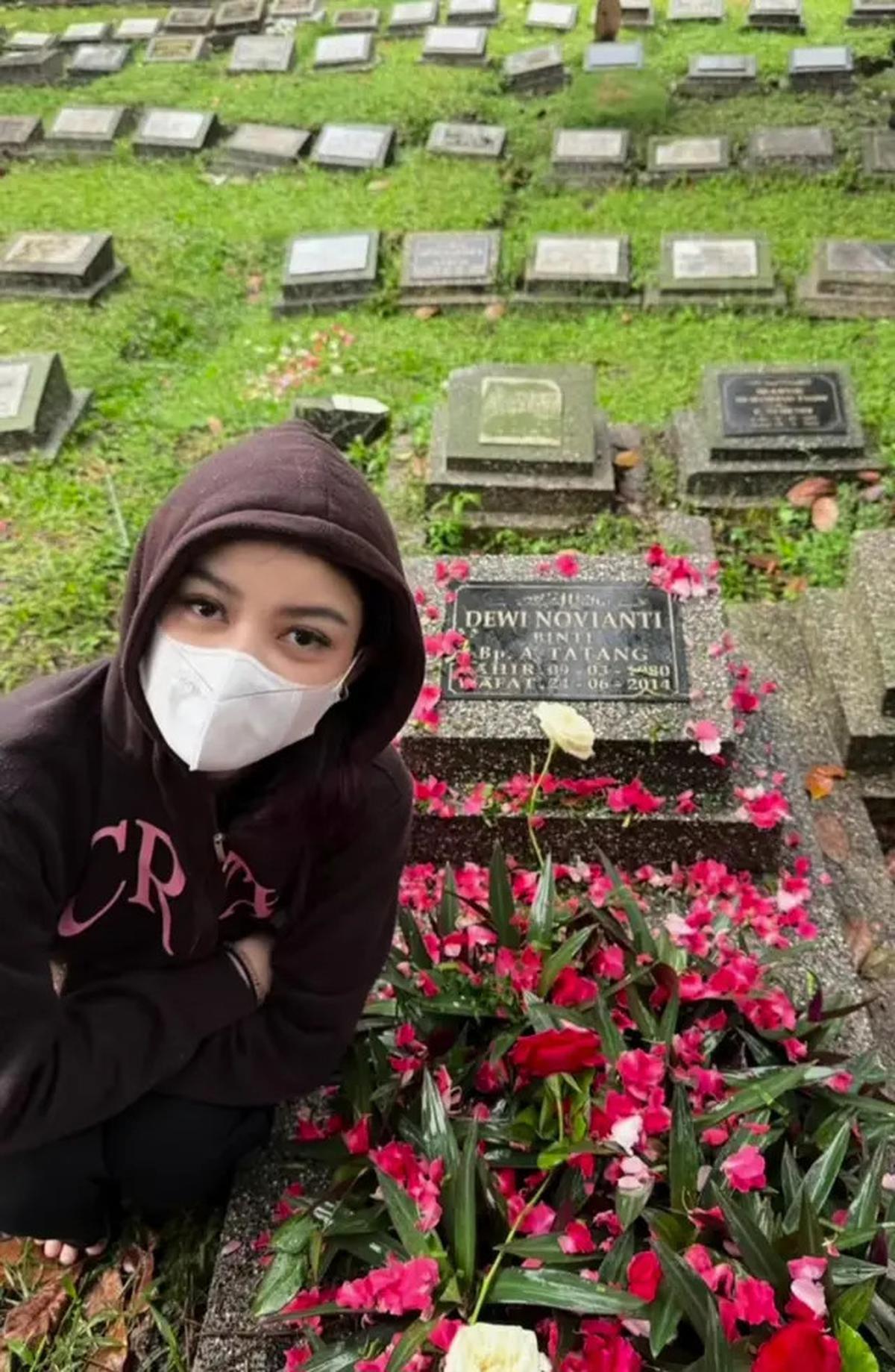 7 Potret Regina Phoenix Ajak Okin ke Makam Ibu, Jadi Orang Pertama Bukan dari Keluarga