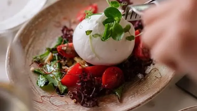 Resep Burrata Salad (Unsplash by Pinar Kucuk)