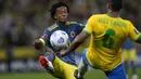 Brasil tampil dominan secara penguasaan bola namun peluang pertama datang dari Kolombia pada menit ketujuh. Juan Cuadrado yang mengisi sayap kanan mencoba melakukan tendangan spekulasi dari luar kotak penalti. Sayangnya, bola masih melambung tipis di atas mistar Alisson Becker. (AP/Andre Penner)