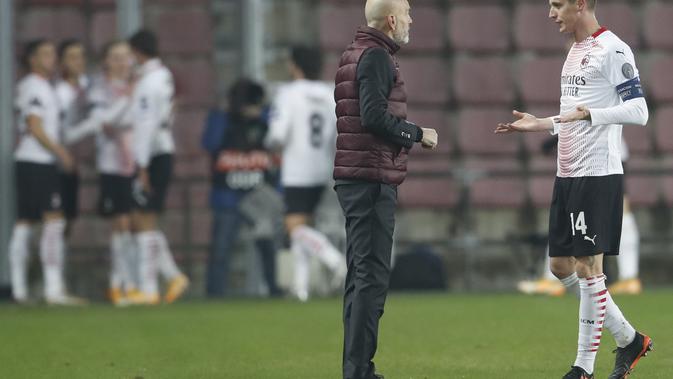 Manajer AC Milan Stefano Pioli saat pertandingan sepak bola grup H Liga Eropa UEFA antara AC Sparta Praha dan AC Milan di Praha, Republik Ceko, Kamis, 10 Desember 2020. (Foto AP / Petr David Josek)
