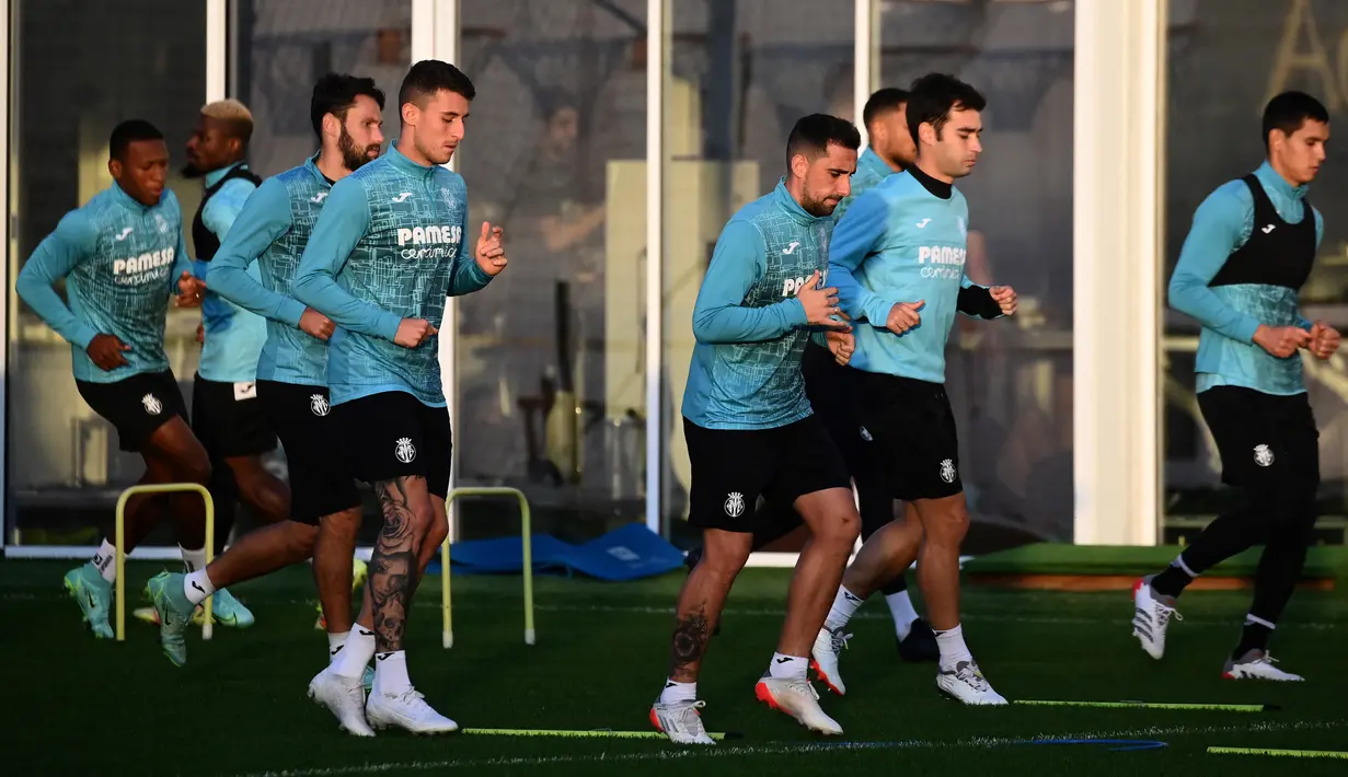Para pemain Villarreal mengambil bagian dalam sesi latihan di Ciudad deportiva Villarreal di Vila-Real menjelang laga Liga Champions, Senin (1/11/2021). Villarreal akan menjamu Young Boys pada matchday 4 Grup F Liga Champions 2021/22, Rabu (3/11) WIB di Estadio de la Ceramica (JOSE JORDAN / AFP)