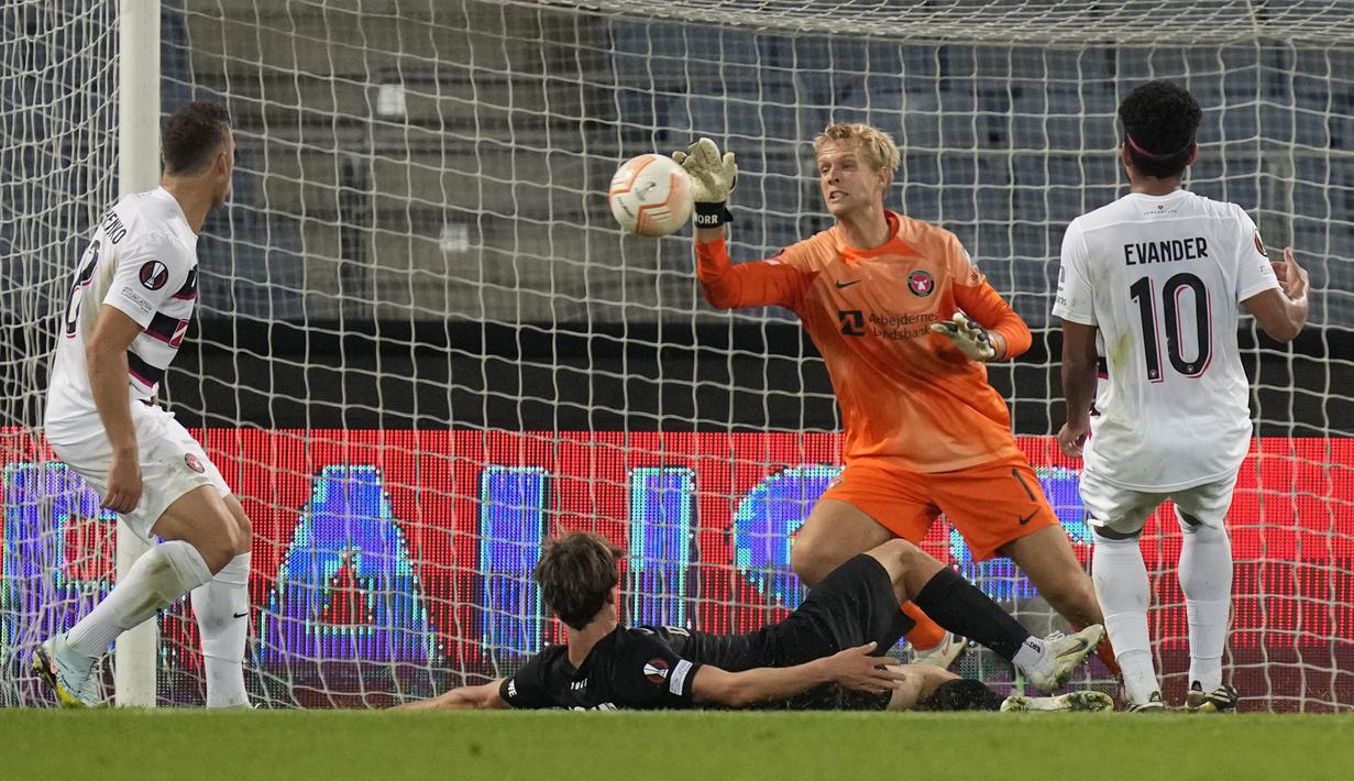 Kiper Midtjylland, Jonas Loessl, berusaha menghalau bola saat melawan  pada laga Liga Europa di Graz, Jumat (9/9/2022). (AP/Darko Bandic)