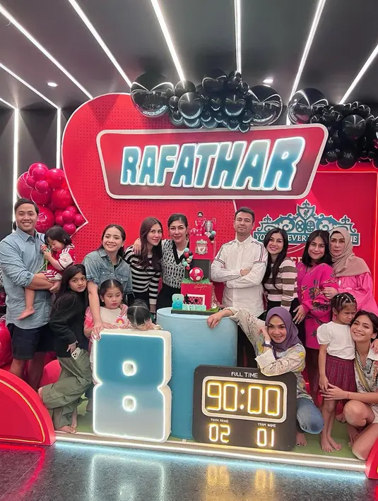 Suasana perayaan sederhana Rafathar bersama orangtua, keluarga dan karyawan serta fans di ultah  kedelapan. Ultah anak pertama Raffi kali ini bertema klub sepak bola  yang disukai Rafathar yaitu Liverpool. [Instagram/rieta_amilia]