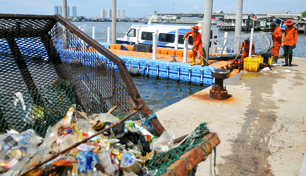 Petugas kebersihan UPK Pesisir dan Pantai membersihkan sampah di Dermaga Kali Adem, Jakarta, Kamis (14/4/2016). Kurangnya pemahaman warga tentang kebersihan lingkungan membuat Dermaga Kali Adem kerap dipenuhi sampah. (Liputan6.com/Yoppy Renato)