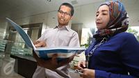 Koordinator Divisi Investigasi ICW Febri Hendri (kiri) berbincang dengan Plh Kepala Biro Humas BPK RI Rati Dewi saat menyerahkan Laporan Dugaan Pelangaran Kode Etik di Gedung BPK RI, Jakarta, Rabu (11/11). (Liputan6.com/Immanuel Antonius)