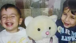 Foto Aylan Kurdi (kiri) bersama kakaknya, Galip, yang diletakkan di rumah bibinya, Tima Kurdi di Coquitlam, British Columbia, Kamis (3/9/2015). Bocah tiga tahun itu terdampar di pantai Turki dalam kondisi tak bernyawa. (REUTERS/Kurdi family)