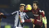 Pemain West Bromwich Albion, Callum Robinson, berebut bola dengan pemain Leeds United, Pascal Struijk, pada laga Liga Inggris di Stadion Hawthorns, Selasa (29/12/2020). Leeds menang dengan skor 5-0. (Dave Rogers/Pool via AP)