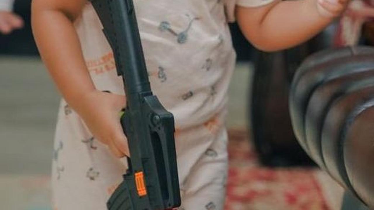 Lucunya Al Nahyan Bawa 'Senjata' Hingga Pose Nembak, Netizen: Persiapan buat Dor Begal