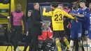 Pemain Borussia Dortmund, Emre Can terlibat pertikaian dengan salah seorang pemain cadangan Chelsea dalam laga leg pertama babak 16 besar Liga Champions 2022/2023 di Signal Iduna Park, Dortmund, Kamis (16/2/2023) dini hari WIB. (AP Photo/Martin Meissner)