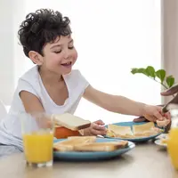 ilustrasi anak yang sedang sarapan/copyright&nbsp;freepik.com/freepik