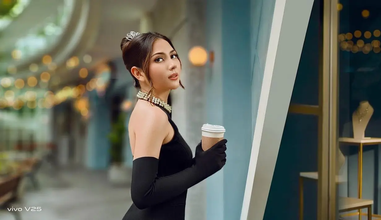 Dengan gaya klasik, Jessica Mila tunjukkan pesona ratu pesta di era 80an. Ia kenakan halterneck dress dipadukan dengan kalung mutiara dan sarung tangan [@jscmila]