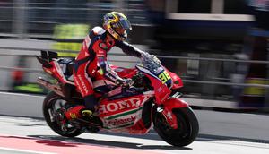 Joan Mir dari Tim Repsol Honda meninggalkan pit selama sesi latihan bebas kedua di Grand Prix MotoGP Catalunya di sirkuit Catalunya di Montmelo, dekat Barcelona, ​​pada 16 Mei 2026. (Lluis GENE/AFP)