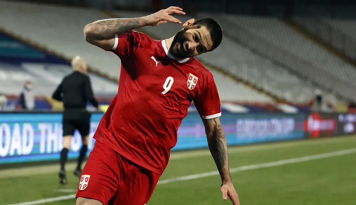 Aleksandar Mitrovic. Striker berusia 27 tahun yang kini memperkuat Fulham ini mengoleksi 8 gol dari 8 laga di Kualifikasi Piala Dunia 2022 Grup A. Serbia pun dibawanya lolos ke putaran final dengan menjadi juara grup di atas Portugal dengan raihan 23 poin. (AFP/Pedja Milosavljevic)