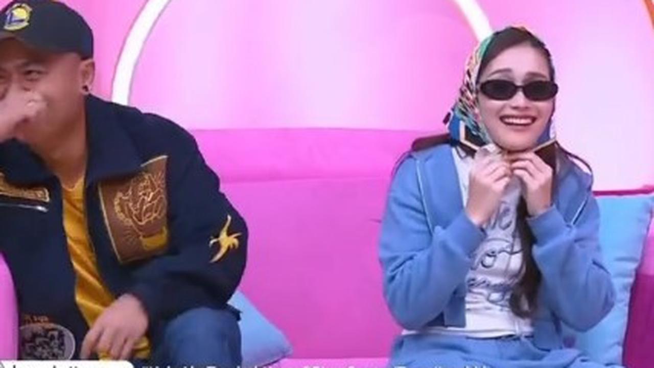 Ikut Tren Korea Kenakan Syal di Kepala, Ayu Ting Ting Kena Protes Anak Kartika Putri: Pakai Kerudungnya yang Bener Dong