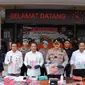 Kapolres Tasikmalaya AKBP Suhardi Hery Haryanto, bersama pimpinan kantor BI perwakilan Tasikmalaya dalam rilis kasus pengungkapan uang palsu di halaman Mapolres Tasikmalaya, Rabu (24/5/23). (Liputan6.com/Jayadi Supriadin)