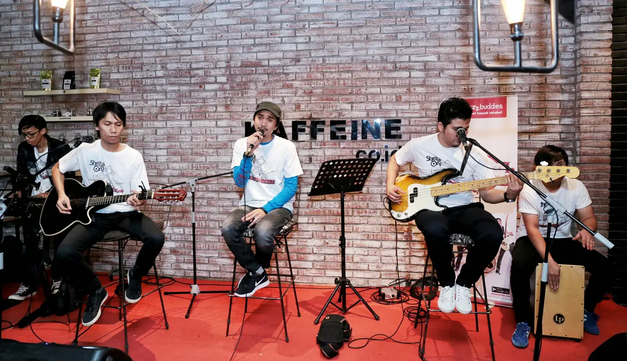 Sheila on 7 saat saat hadir di SCBD, didapuk sebagai brand ambbassador media sosial karya anak bangsa Indonesia, BuzzBuddies. (Adrian Putra/Bintang.com)