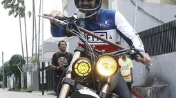 Tora Sudiro membawa motor gedenya usai syuting video klip soundtrack 'Surat Kecil Untuk Tuhan' dengan judul lagu Suka Hati di kawasan Tanah Kusir, Jakarta, Senin (17/4/2017). (Liputan6.com/Herman Zakharia)