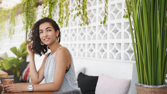 wanita juli duduk meja