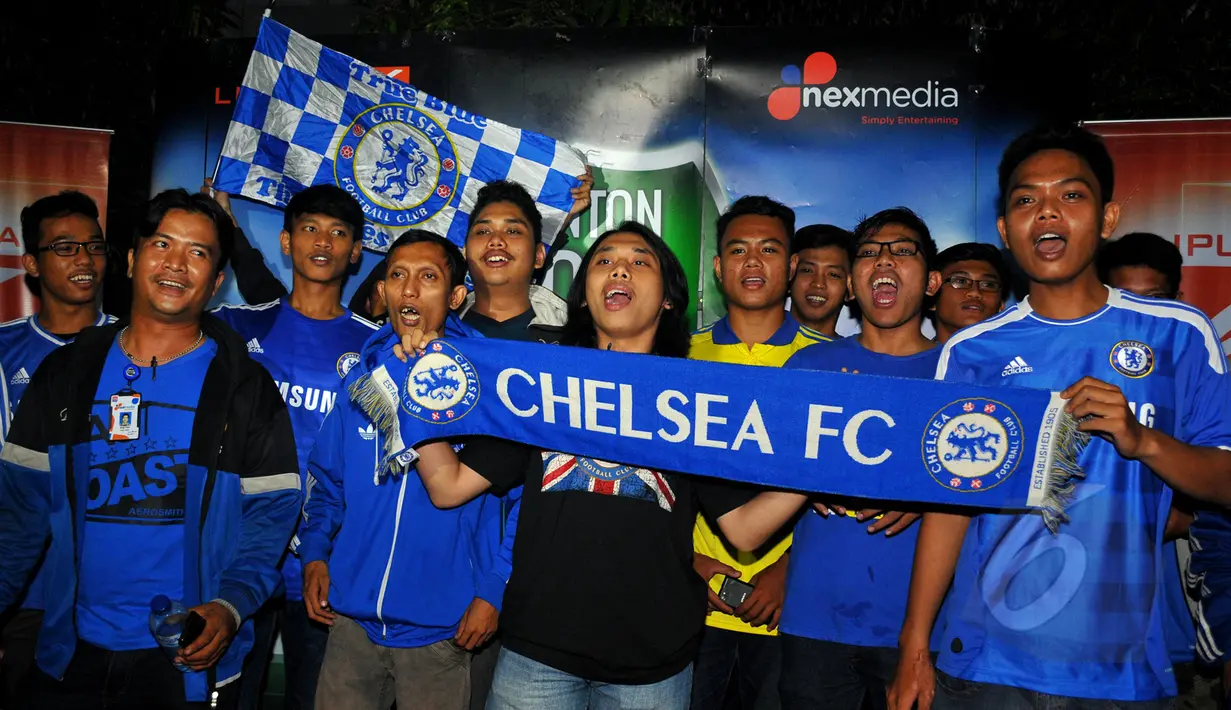 Suporter Chelsea di Indonesia (CISC) berfoto bersama sambil membentangkan syal saat mengikuti acara nonton bareng Chelsea vs MU bersama Liputan6.com di Alibaba Futsal, Bekasi, Sabtu (18/4/2015). (Liputan6.com/Yoppy Renato)