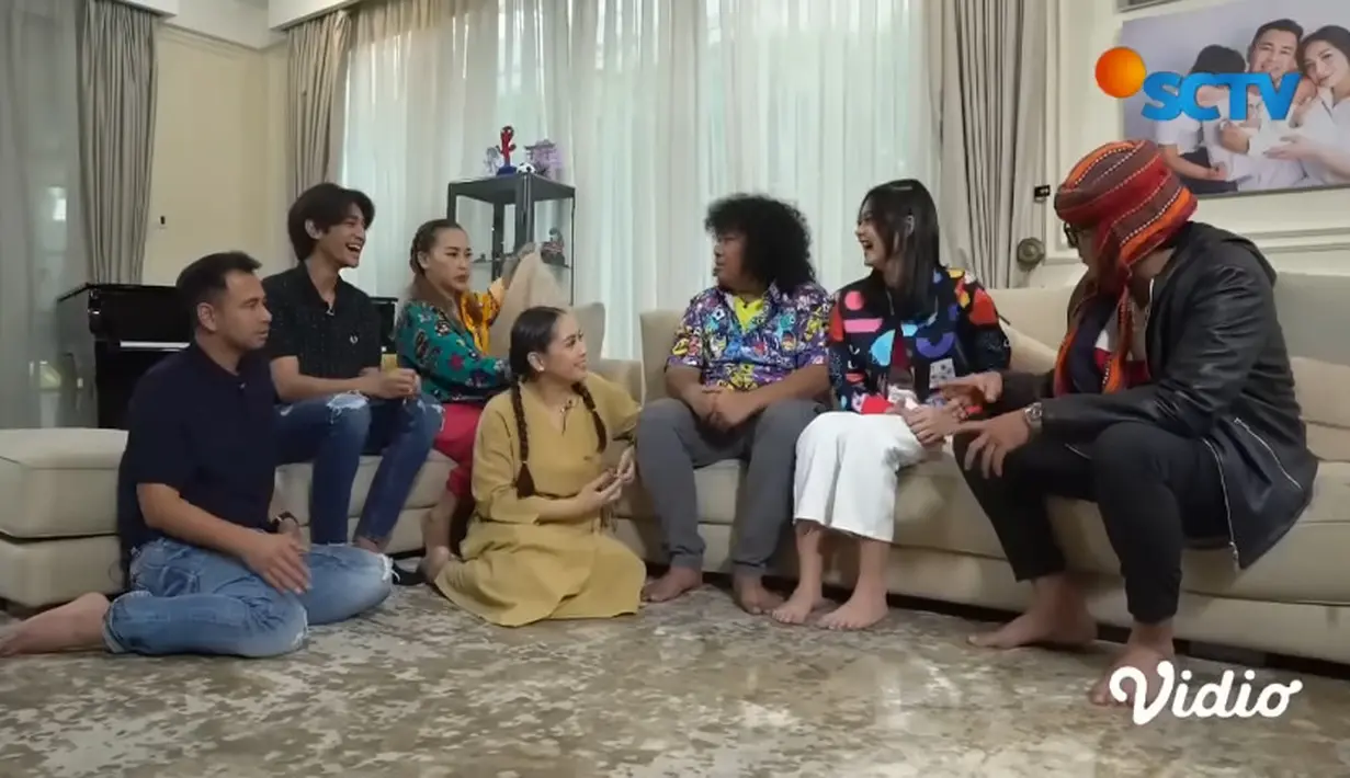 "Shel, lu jujur sama kita deh. Lu sebenarnya apa sih yang terjadi ampe viral begini?" tanya Raffi. "Engga gini deh pertanyaannya, sebenernya lu nikahnya kapan, ko udah tiba-tiba beranak sih shel?" tanya Nagita. [Youtube/SCTV]