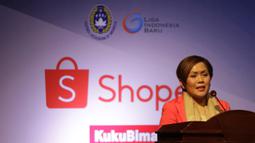 Direktur SCM, Harsiwi Achmad, memberikan sambutan saat Peluncuran Shopee Liga 1 di SCTV Tower, Jakarta, Senin (13/5). Sebanyak 18 klub akan bertanding pada Liga 1 mulai tanggal 15 Mei. (Bola.com/Vitalis Yogi Trisna)